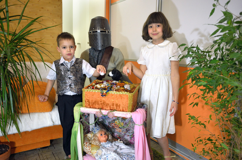 Дети собирают жемчужины принцессы в сундук. Игры после кукольного спектакля Принцесса и дракон